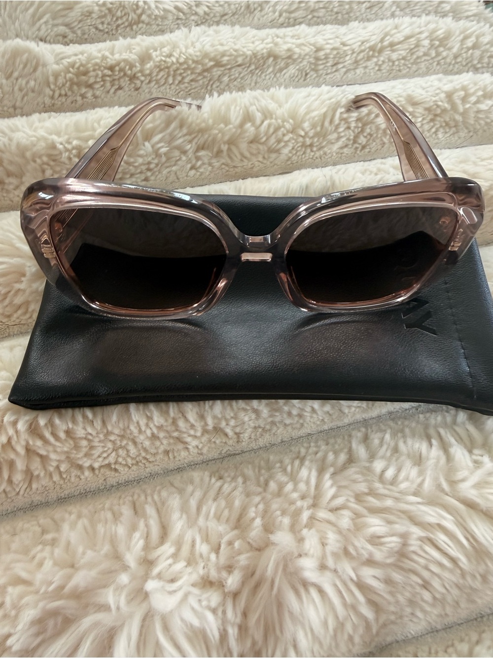 QUAY - Full Glam Sunglasses in Doe/Brown Fawn- NWOT - Picture 3 of 7